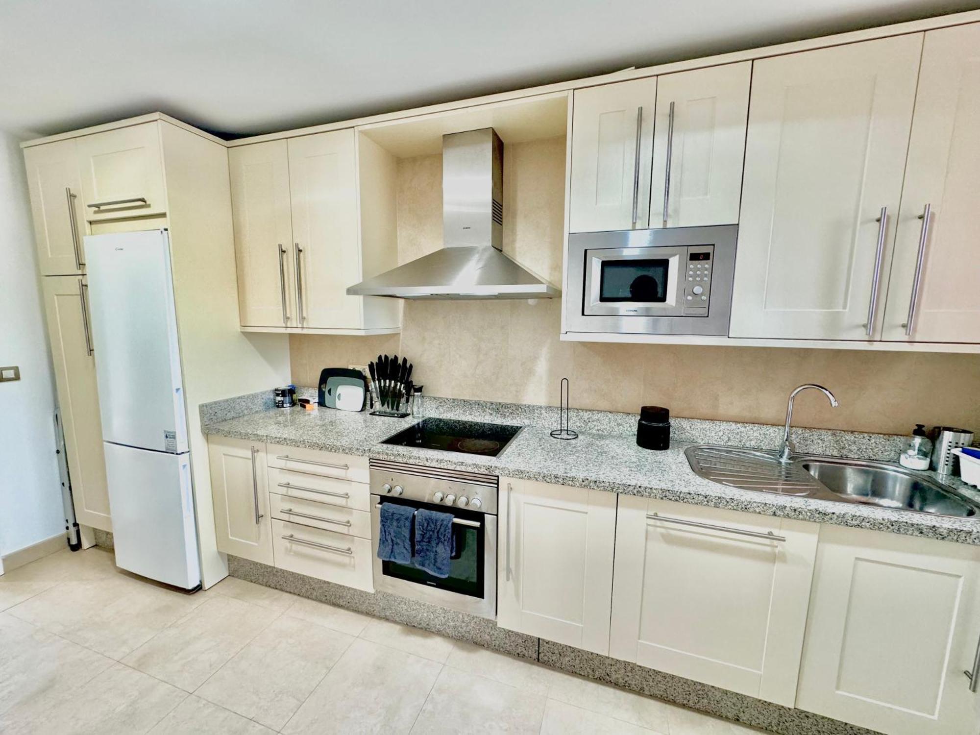 Piso De Lujo Totalmente Equipado A Estrenar Para 6 Estepona Luaran gambar