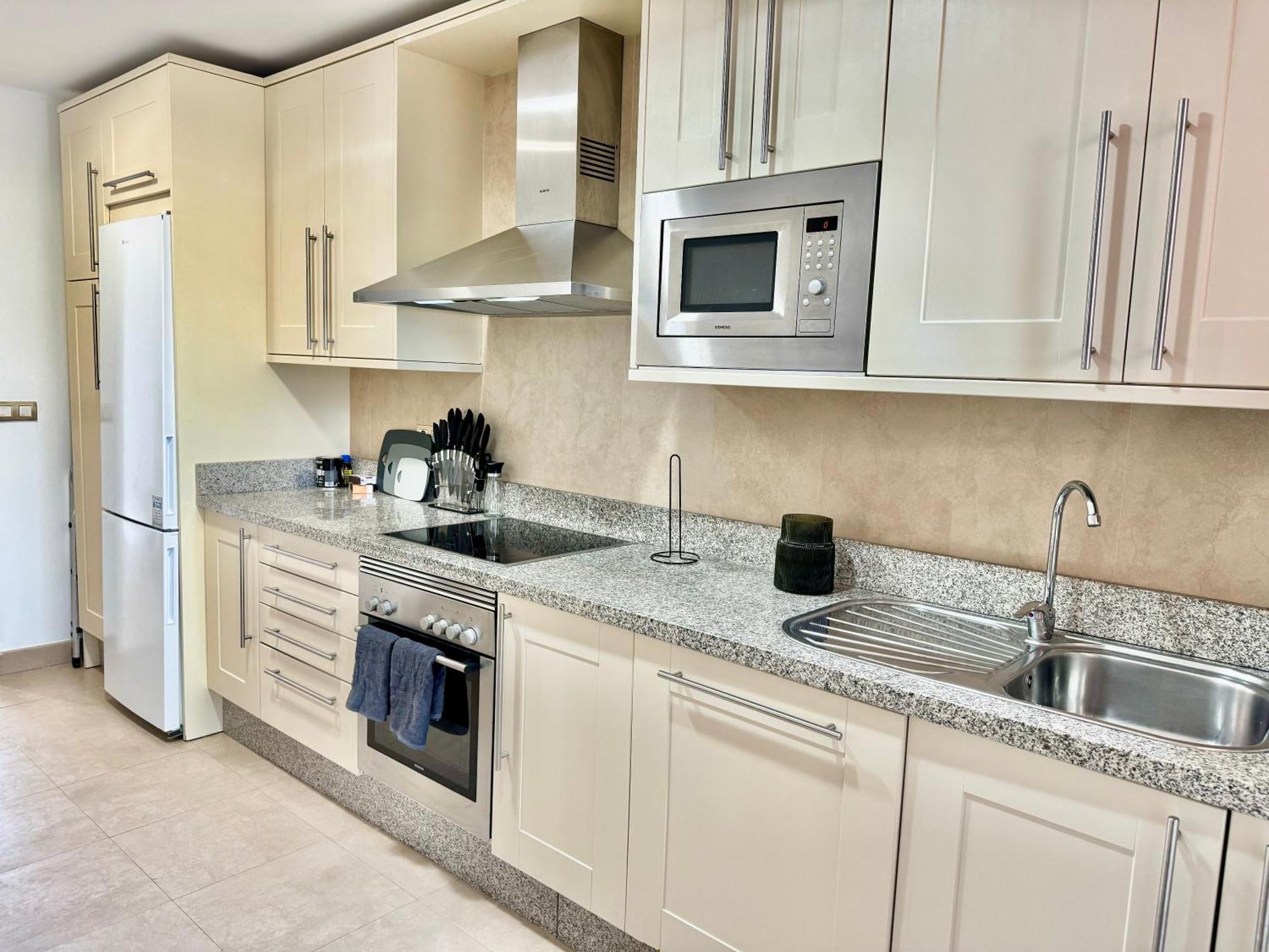 Piso De Lujo Totalmente Equipado A Estrenar Para 6 Estepona Luaran gambar